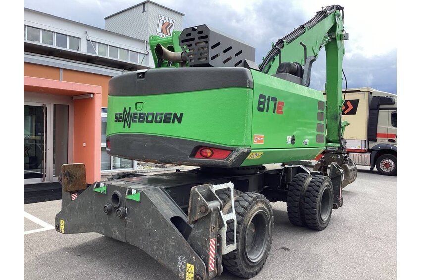 817 E