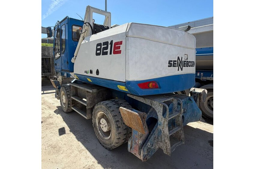 821 E