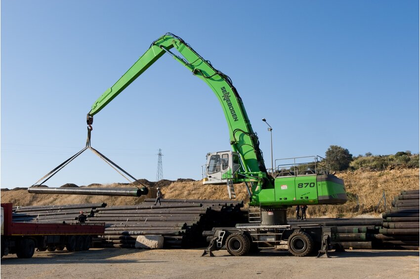 870 E