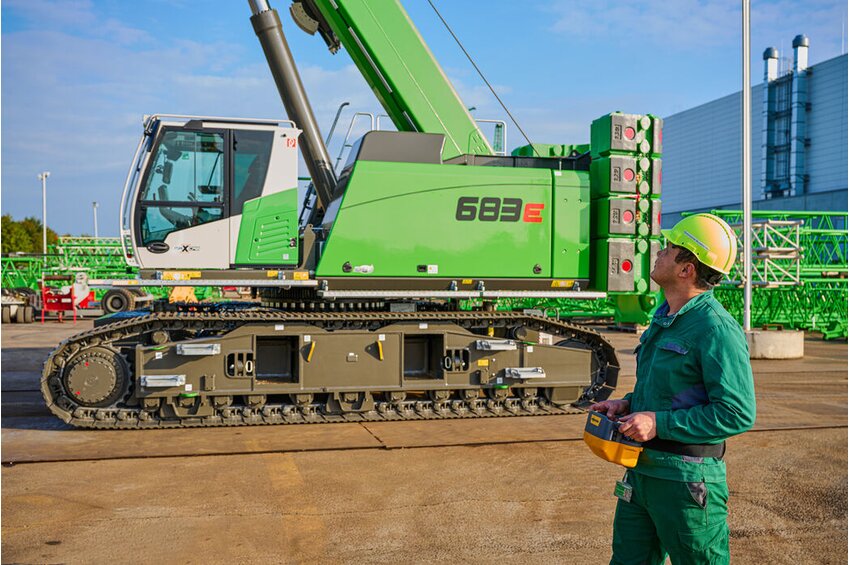 683 E