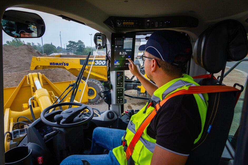 Der WA475-10 im Materialumschlag: Einfache und intuitive Bedienung der Assistenzsysteme mithilfe des neuen SubMonitors. | © Komatsu Der WA475-10 im Materialumschlag: Einfache und intuitive Bedienung der Assistenzsysteme mithilfe des neuen SubMonitors. | © Komatsu